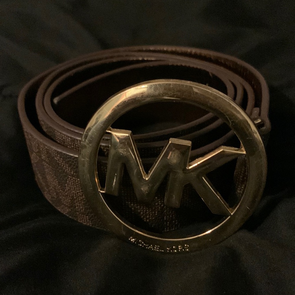 I am selling a belt brand MK in good conditions authentic